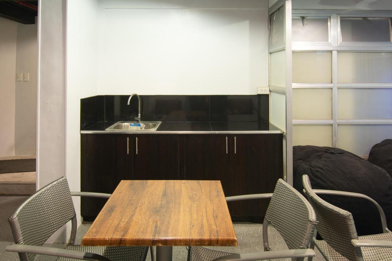 Ark Hostel City Center Manila Пасай Экстерьер фото